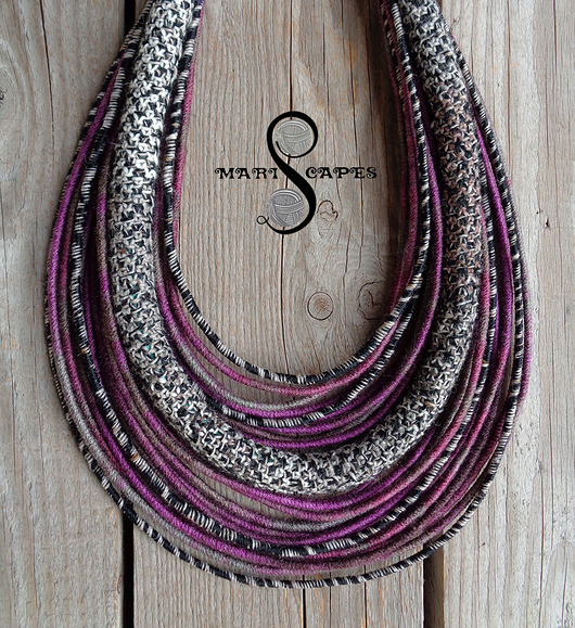 naszyjniki - inne UNIKAT - śliwkowa masajka z ręcznie dzierganą na drutach liną