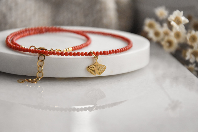 korale Naszyjnik z koralem i zawieszką