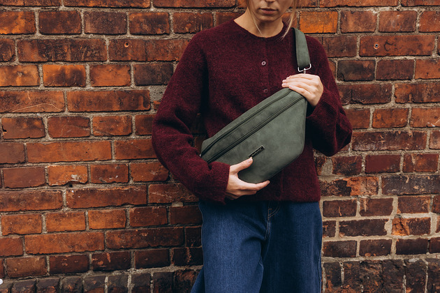 saszetka nerka Nerka XL z grubego nubuku tapicerskiego w kolorze oliwkowym