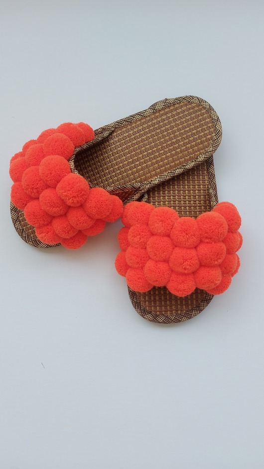 buty różne Pomponowe klapki, wybierz kolor pomponów ze wzornika.