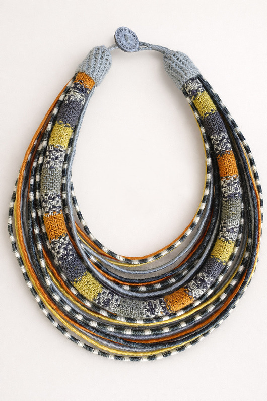 naszyjniki - inne UNIKAT - jesienna masajka z ręcznie dzierganą na drutach liną