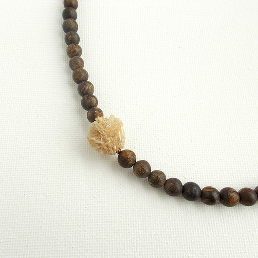 kolie Róża pustyni i bronzyt Naszyjnik z detalem