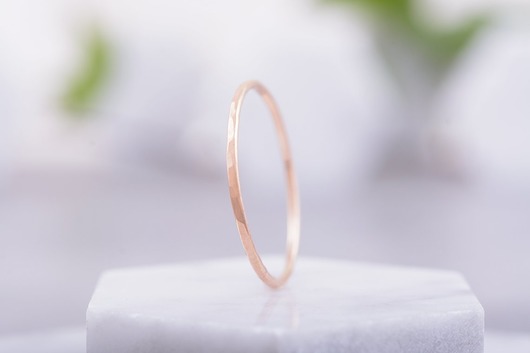 obrączki ślubne 1.2 mm wąska obrączka młotkowana w złocie 585