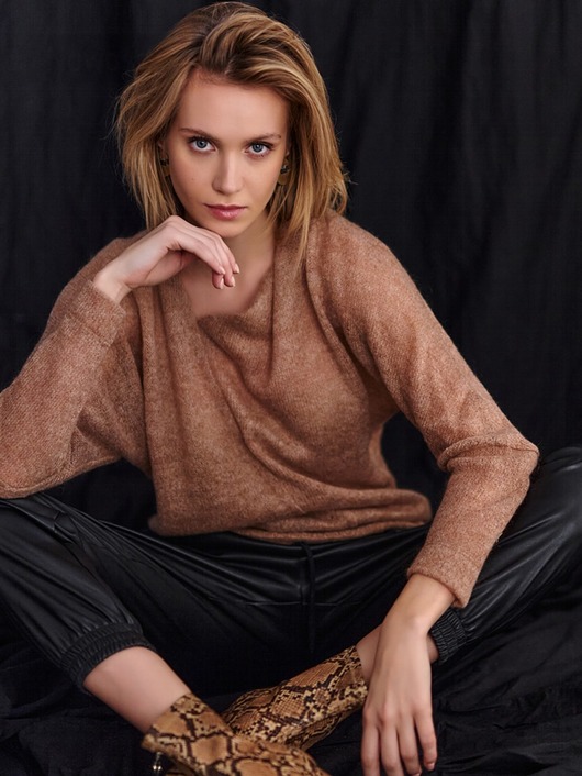 Sweter LaRime z dekoltem w serek Usunieta