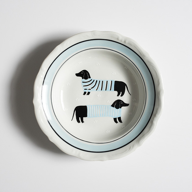 Ozdoby na ścianę Talerz na ścianę - jamniki w ubrankach