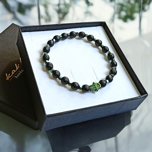 bransoletki z kamieni naturalnych HAMSA - ochrona - fasetowany onyks mat, hematyt emerald