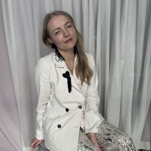 broszki Broszka serce czarne z chwostem