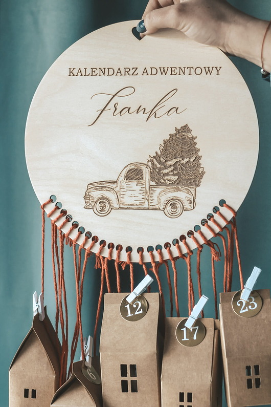 dekoracje świąteczne Autko z choinką - drewniany kalendarz adwentowy