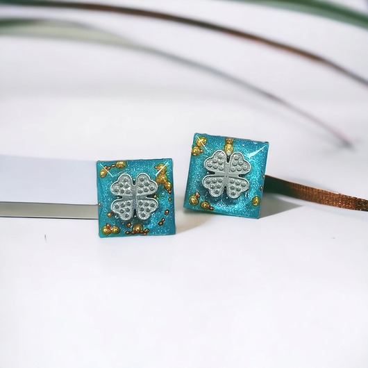 kolczyki z żywicy Koniczynki : UNIKATOWE mini kolczyki z żywicy : wkrętki