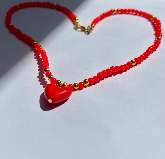 chokery Czerwony choker z serduszkiem
