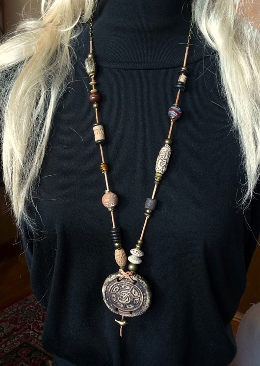 wisiory Wisiorek w kolorach ziemi w stylu boho z ręcznie wypalanej ceramiki handmade