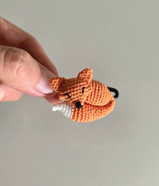 broszki Śpiący lisek przypinka, broszka