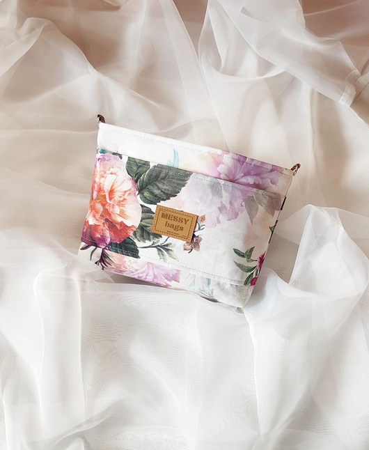 torby na ramię Torebka damska Crossbody Shallow  S kwiaty na jasnym tle