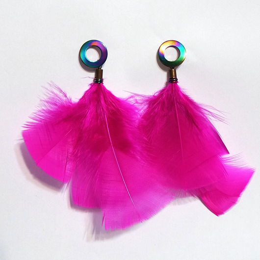 kolczyki z piórami Pióra amarant i kolor - kolczyki wiszące