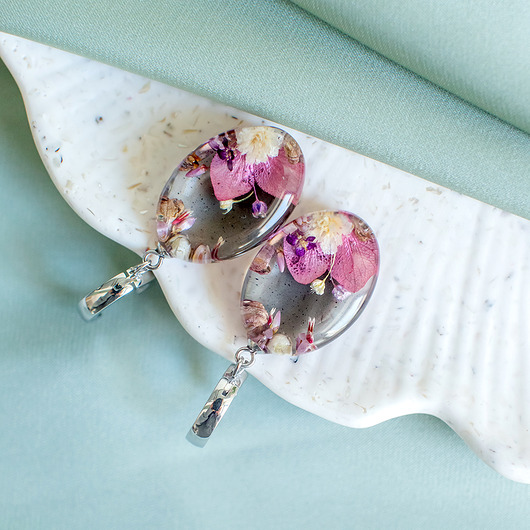 kolczyki z żywicy Kolczyki z kompozycją kwiatową