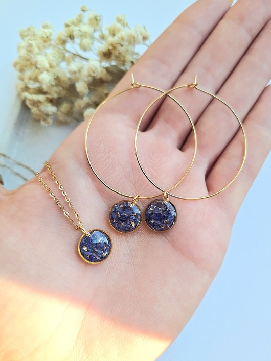 wisiory Wisiorek z żywicy z suszonymi kwiatami płatki chabra