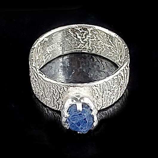 pierścionki srebrne Surowy szafir