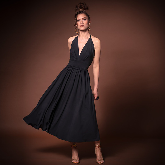 sukienki maxi damskie Czarna rozkloszowana sukienka - Betty