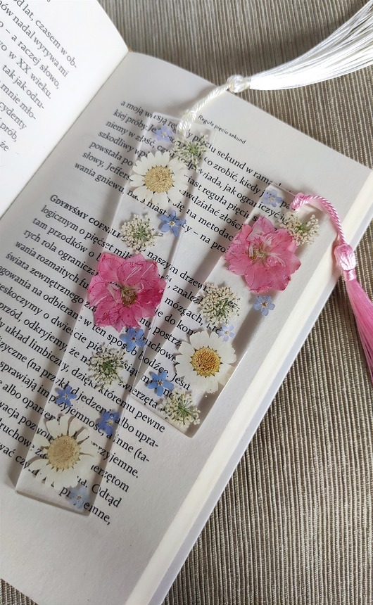 zakładki do książek Zakładka do książki z żywicy - różowe kwiaty
