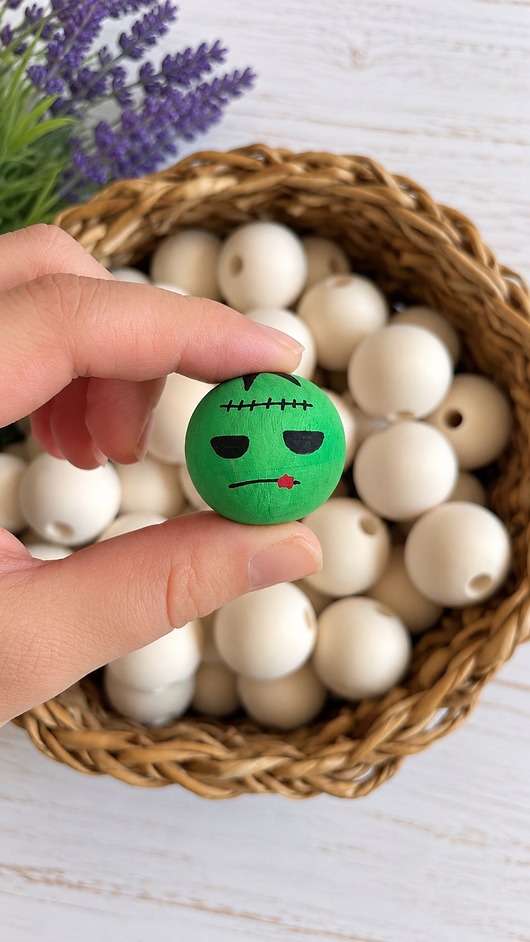 akcesoria różne Ręcznie malowany koralik Frankenstein 3 cm do makramy i rękodzieła 1 szt.