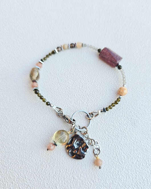 bransoletki z kamieni naturalnych Bransoletka z Młotkowaną Zawieszką