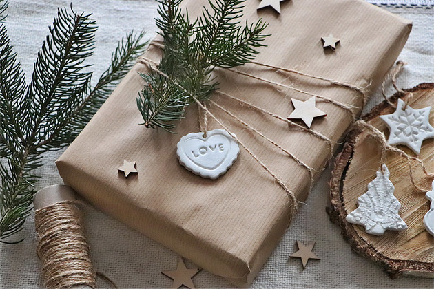 dekoracje świąteczne Zawieszka prezentowa z glinki nr1