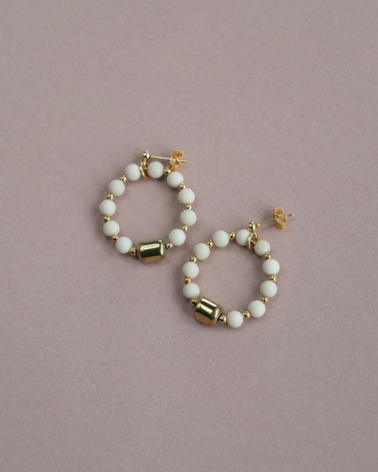 kolczyki z kamieniami Beżowo-złote kolczyki koła z kamienia rzecznego