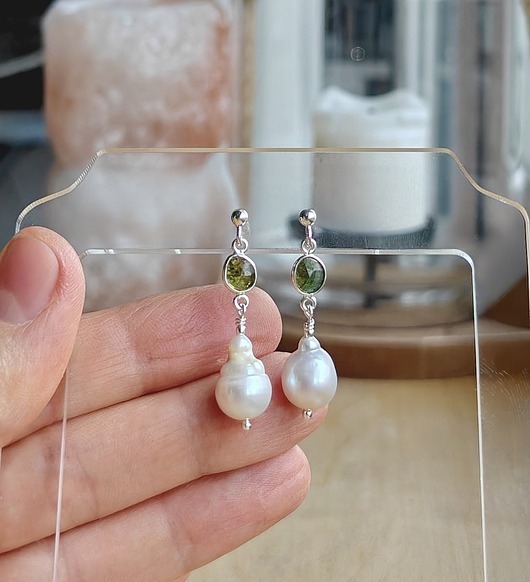 kolczyki srebrne Srebrne kolczyki z perłą i zielonym turmalinem
