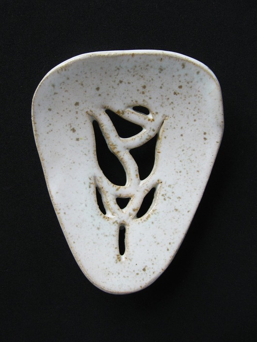 mydelniczki Mała ceramiczna mydelniczka z ażurową różą