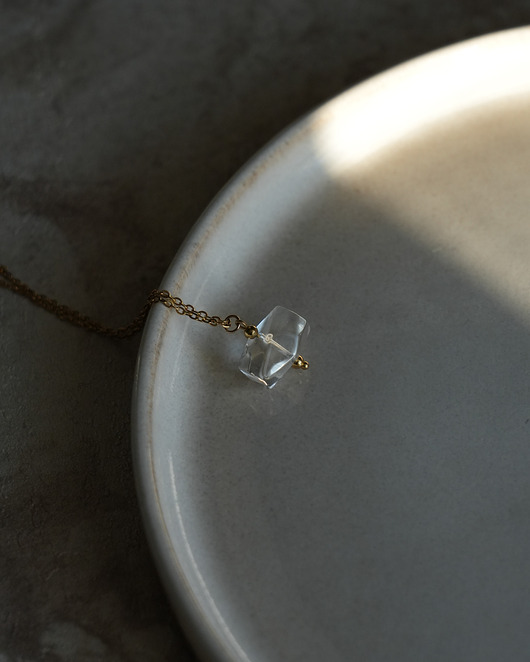 wisiory Delikatny naszyjnik z kryształem górskim