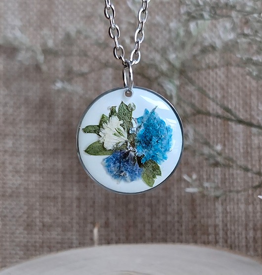 wisiory Łąka kwiatowa srebrna zawieszka srebrny wisiorek kwiaty żywica niebieskie