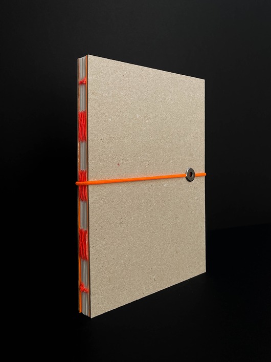 notatniki i albumy Notes w kropki zamykany na gumkę Fluo Orange