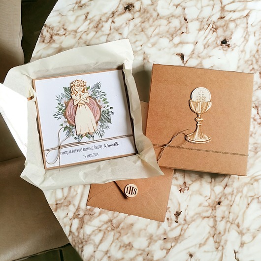 kartki na komunię Kartka, personalizacja, pudełko, koperta : drewno: dziewczynka.