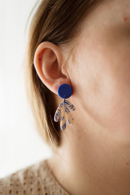 kolczyki z masy plastycznej Mini sztyfty Henri Matisse w abstrakcyjny wzorek