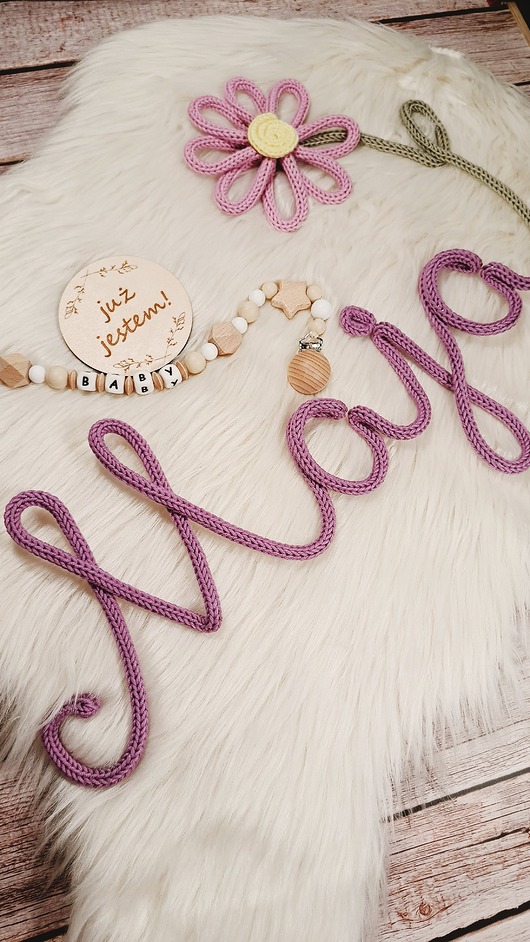 pokój dziecka - różne Imię z włóczki z dużym dodatkiem