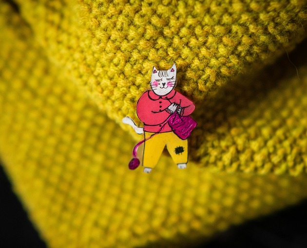 przypinki Przypinka kotka robiąca na drutach