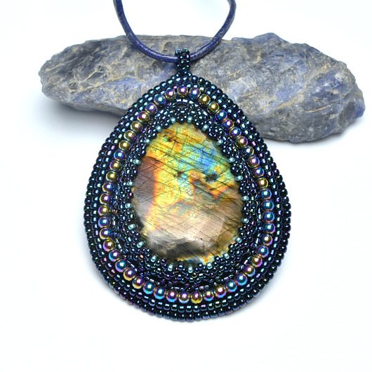 wisiory Iluve - Space III, wisior z labradorytem, haft koralikowy