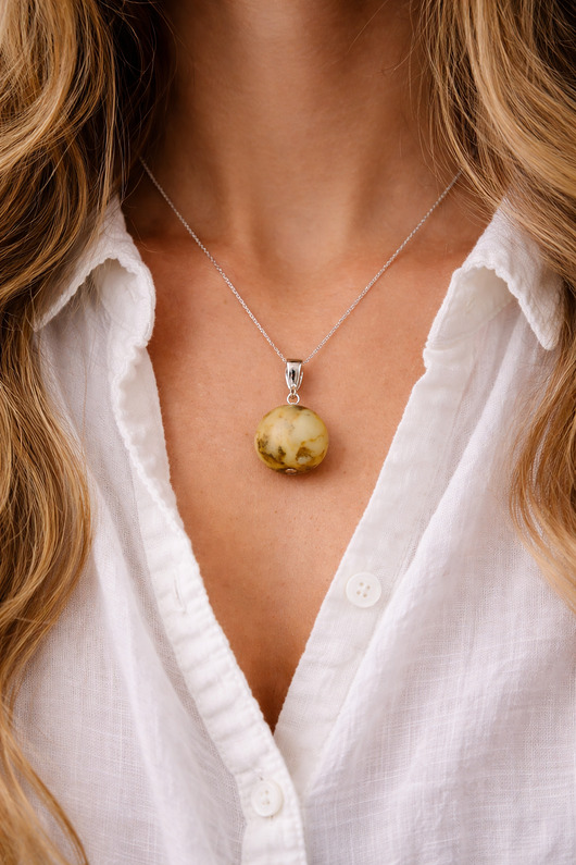 wisiory Naszyjnik z bursztynu bałtyckiego  biała kula bursztynowa - matowy bursztyn