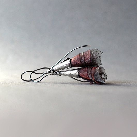 kolczyki wire wrapping Srebrne kolczyki rustykalne z jedwabną tkaniną