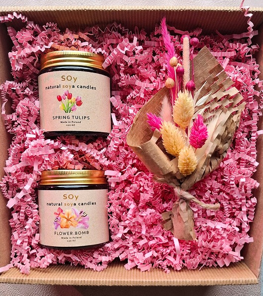 świece zapachowe Prezent ze świecami sojowymi i bukietem kwiatów