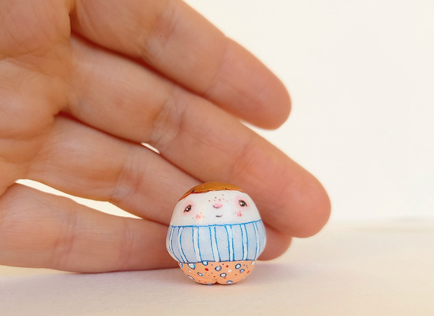 figurki i rzeźby Miniaturowa Figurka Złotowłosego Chłopca