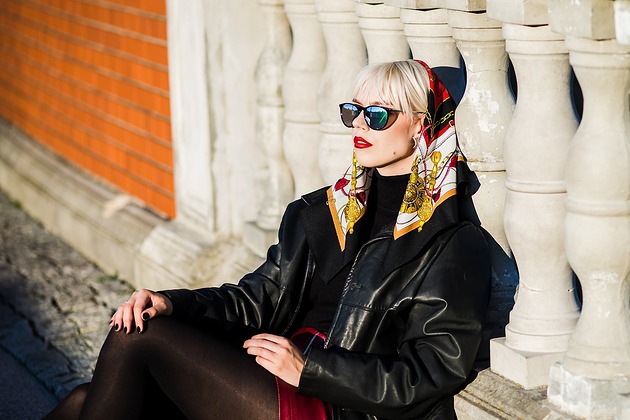 apaszki Elegancka apaszka vintage z motywem ozdobnych łańcuchów
