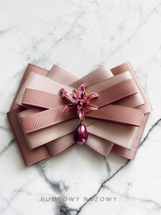 broszki Pudrowa Brosza z Kwiatem i  perłą w kolorze bakłażana Nowość