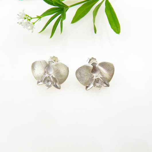 kolczyki srebrne Kolczyki srebrne - Biała orchidea na sztyftach
