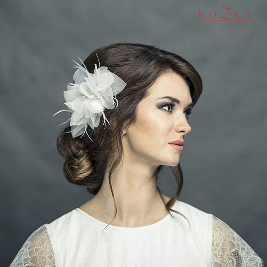 Ślubny jedwabny kwiat do włosów  z piórkami. BOZKA Luxury Handmade