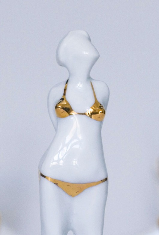 Figurka porcelanowa w złotym bikini ENDE