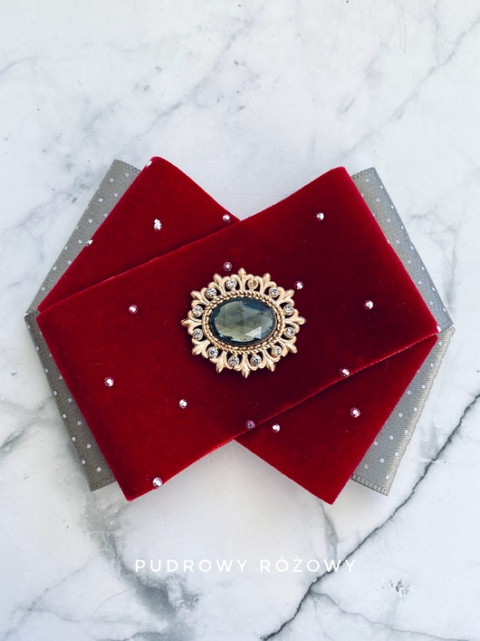 broszki Aksamitna Brosza z delikatnym kryształkiem