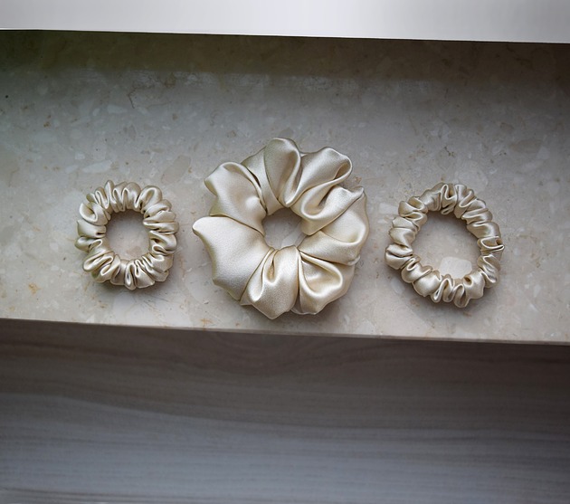 gumki do włosów Szampańsko mi - zestaw jedwabnych scrunchie