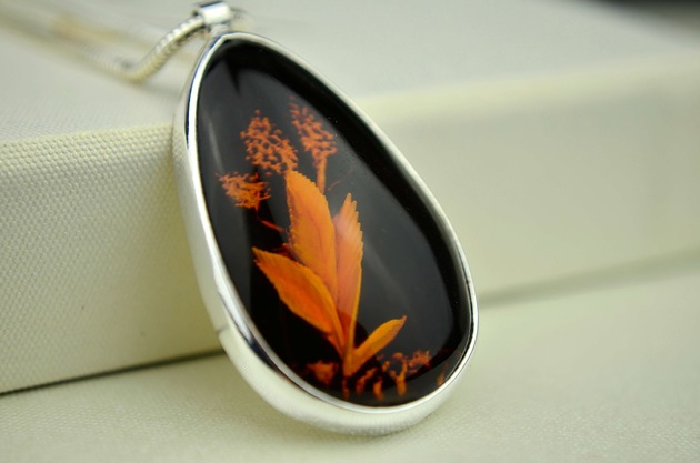 wisiory Naszyjnik z kwiatami w bursztynie