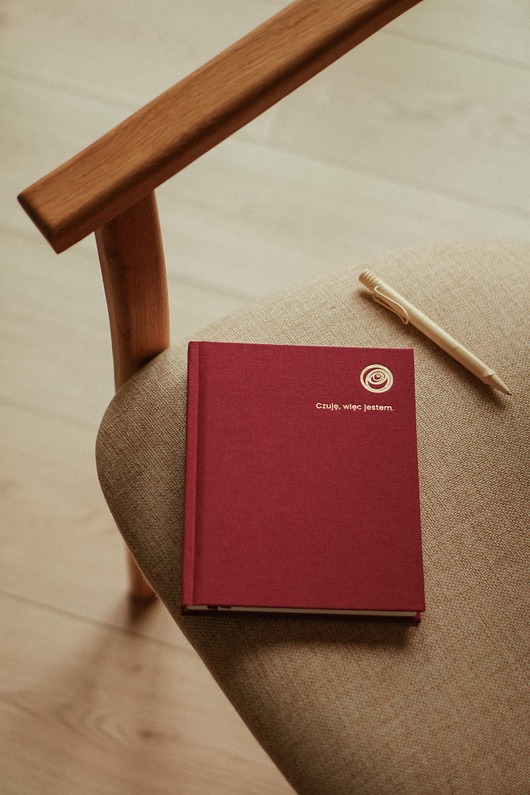 notatniki i albumy Notes w kropki, bullet journal "Czuję, więc jestem" Zmysłowy Burgund